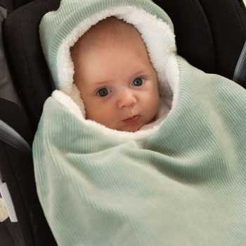 Bebé en su silla de auto con su saco