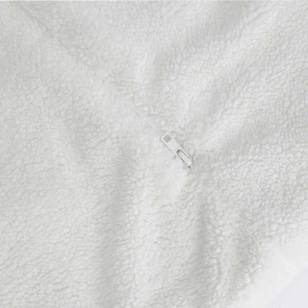 Zoom on sherpa material and sleeping bag closure
