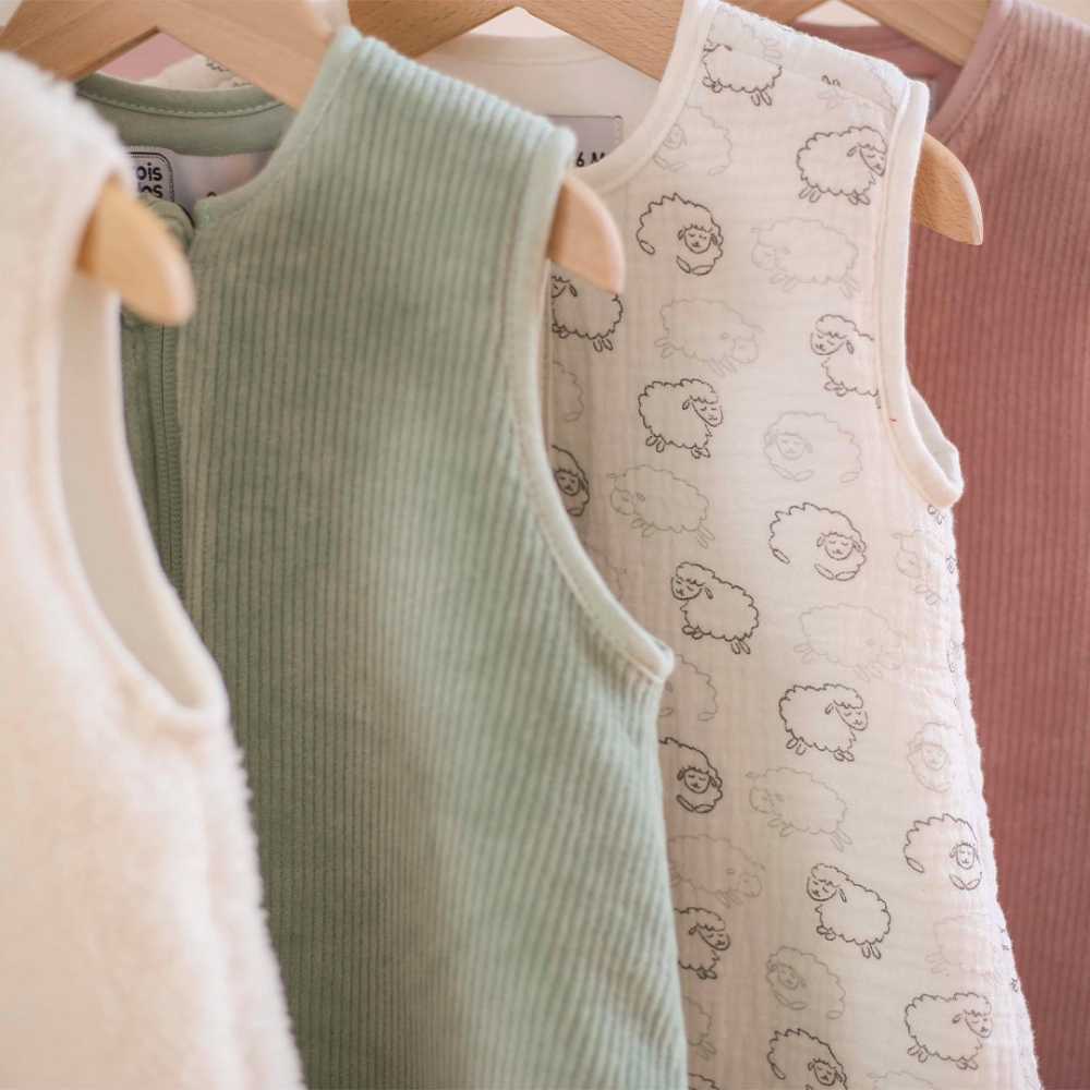 Schlafsack-Sets präsentiert auf Kleiderbügeln