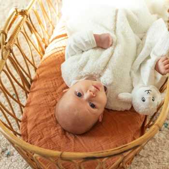 bebé en su cochecito con su saco de dormir blanco 0/6 meses
