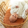 bebé en su cochecito con su saco de dormir blanco 0/6 meses