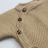 Detail der Knöpfe der gestrickten Babyjacke