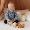 Baby spielt mit seinem Holzzug.