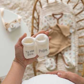 Patucos u00ABvas a ser papáu00BB bordado para bebé