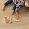 klein meisje dat speelt met haar houten puzzels