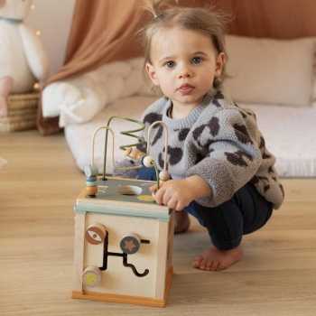 Bebé juega con su cubo de madera