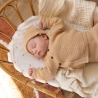 baby die slaapt in zijn reiswieg met zijn tricot setje