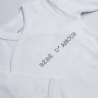 Zoom auf Aufschrift auf weißem Baby-Body