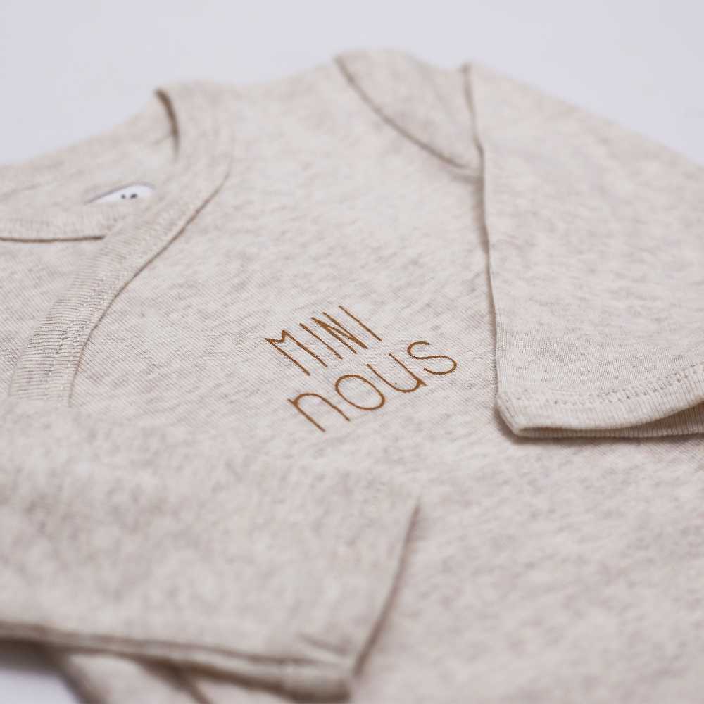 zoom inscription "mini nous" sur body
