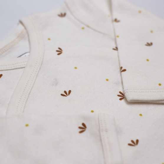 Beige rompertje voor baby met bloemblaadjes