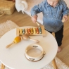 Baby spielt mit seinen Holzinstrumenten