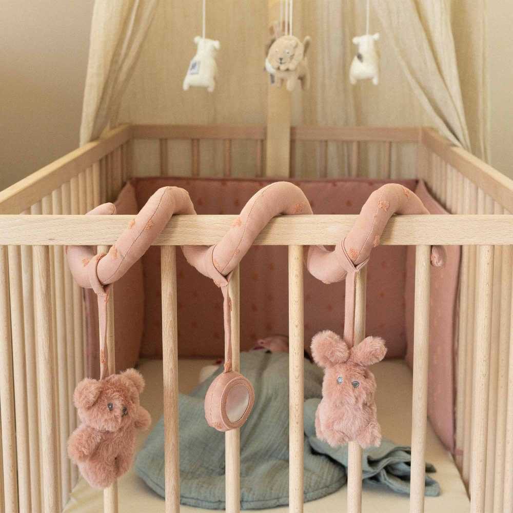 spirale di attività per bambino attaccata alle sbarre del lettino