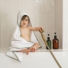 bébé avec sa cape de bain à la sortie du bain