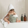 Baby nach dem Bad mit seinem Bademantel und seinem Pflegekorb