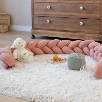 babyspeelruimte met decoratieve vlecht