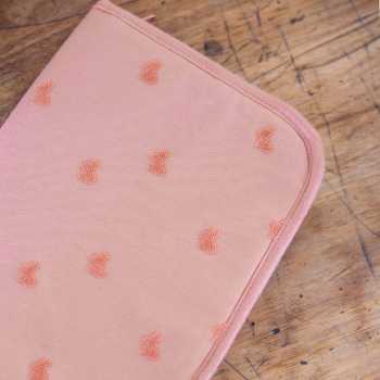 zoom matière et motif du protège carnet de santé
