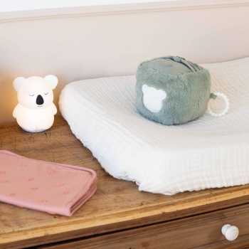 sfeer babykamer met gezondheidsboekhoes