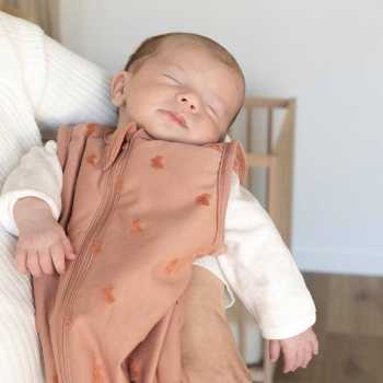Schlafsack Siena Jacquard-Motiv Hase getragen von Baby in den Armen seiner Eltern