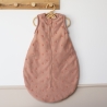 la gigoteuse terre de sienne suspendue dans la chambre de bébé