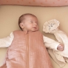 bébé dors dans sa gigoteuse terre de sienne tog2