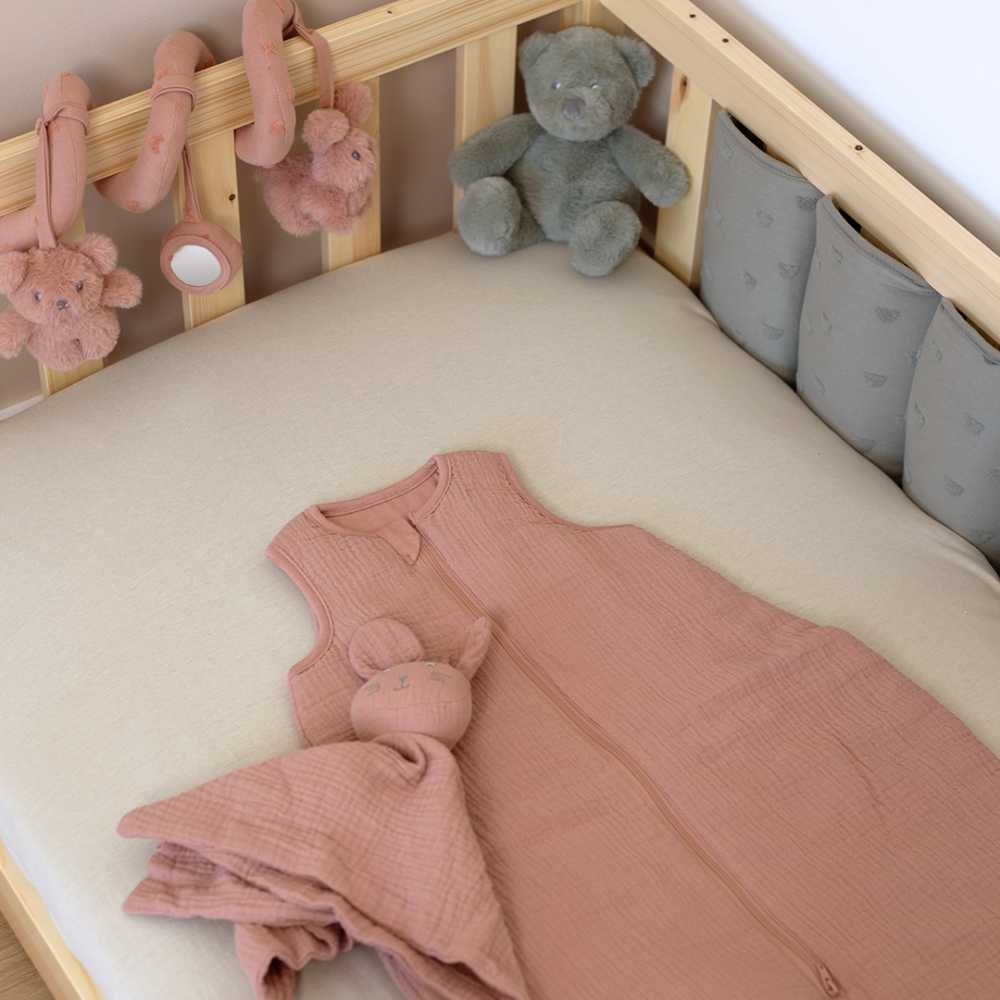 Saco de dormir con juguetes de estimulación para bebé en su cuna