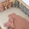Saco de dormir con juguetes de estimulación para bebé en su cuna