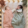 baby met hun slaapzak met afneembare mouwen