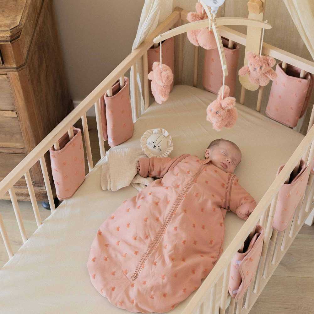 bébé dans son lit avec sa gigoteuse de la collection Hop