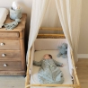 habitación de bebé con bebé durmiendo y su saco de dormir verde arcilla