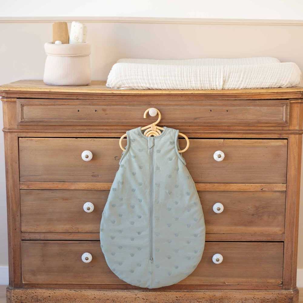 Inszenierung von Schlafsack auf dem Babykleiderschrank