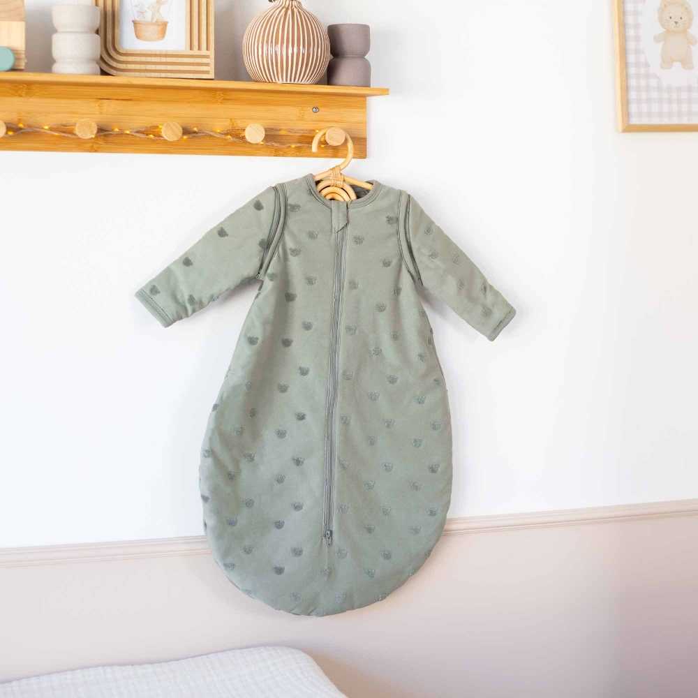 Schlafsack Tongrün hängend im Babyzimmer