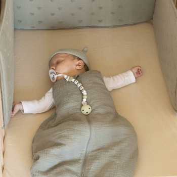 baby slaapt met zijn mousseline slaapzak
