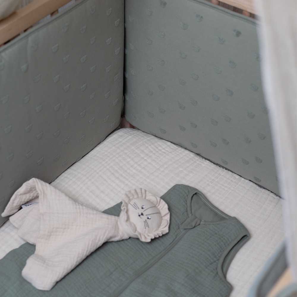 Mise en scène tour de lit bébé