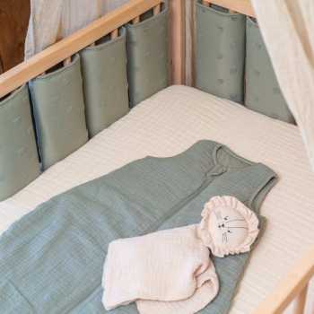 Bedbeschermer geplaatst op babybedje