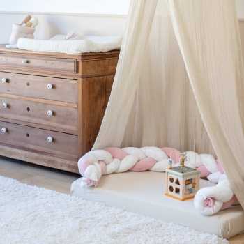 decoratieve vlecht in babykamer