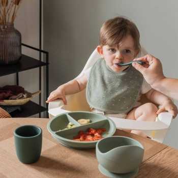 bebé come con su babero bebé primera edad motivo sabana