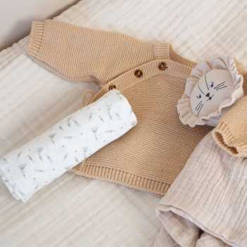 luier geplaatst op aankleedkussen baby met babyvest