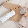 lange placé sur matelas à langer bébé avec brassière bébé