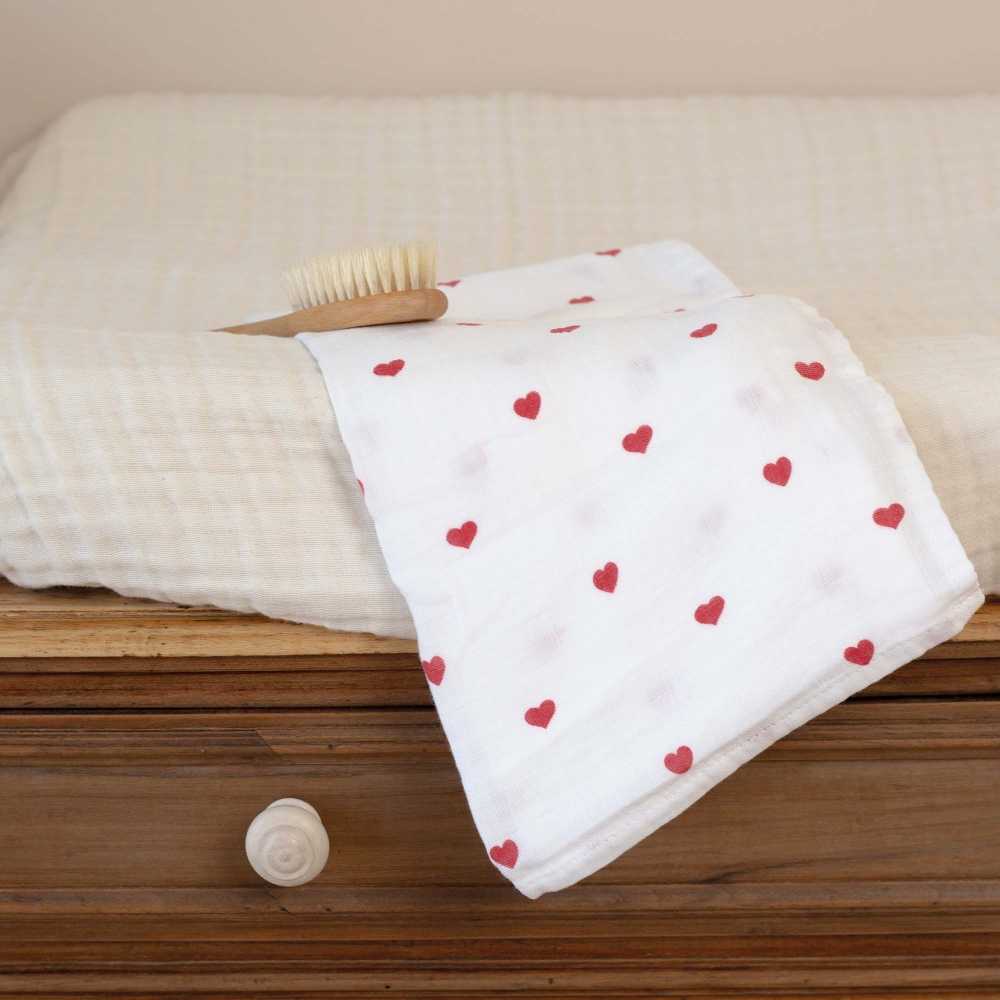 Lange bébé cœur sur matelas à langer
