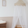 dosel de cuna instalado en la habitación del bebé