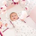 bébé fille dans sont lit avec parure de lit bébé fille, collection kipic & olga