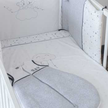 ambiente habitación bebé mixto blanca y gris con estrellas y personajes