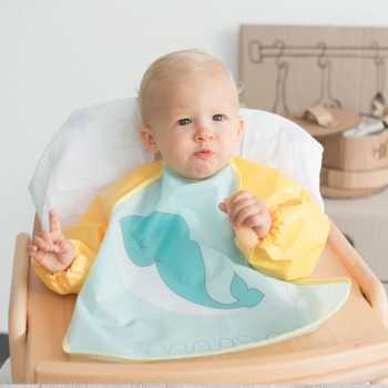 Bebé con babero delantal Ballena