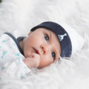 Baby lekker warm met zijn sophie de giraf mutsje