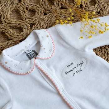 Baby pyjama "Gewoon Mama, Papa en Ik" roze met claudine kraag