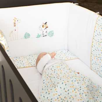Tour de lit dans un lit bébé noir et bébé qui dort