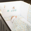 Tour de lit dans un lit bébé noir et bébé qui dort