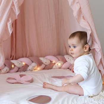 Tapis  de jeu avec ciel de lit et un bébé qui joue