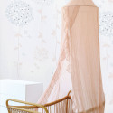 Ciel de lit rose poudré avec en décor une chambre fleurie dans les tons rose