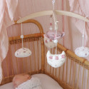 mobile musicale au dessus d'un bébé qui dort dans son petit lit